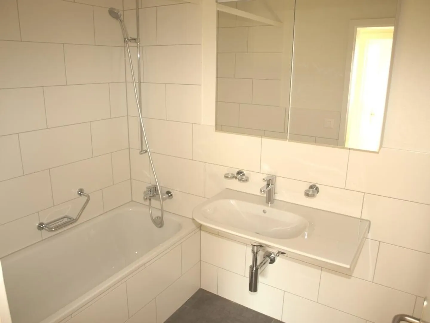 Appartement lumineux de 4,5 pièces au rez-de-chaussée avec balcon dans un emplacement central à Köniz - Photo 9 sur 11