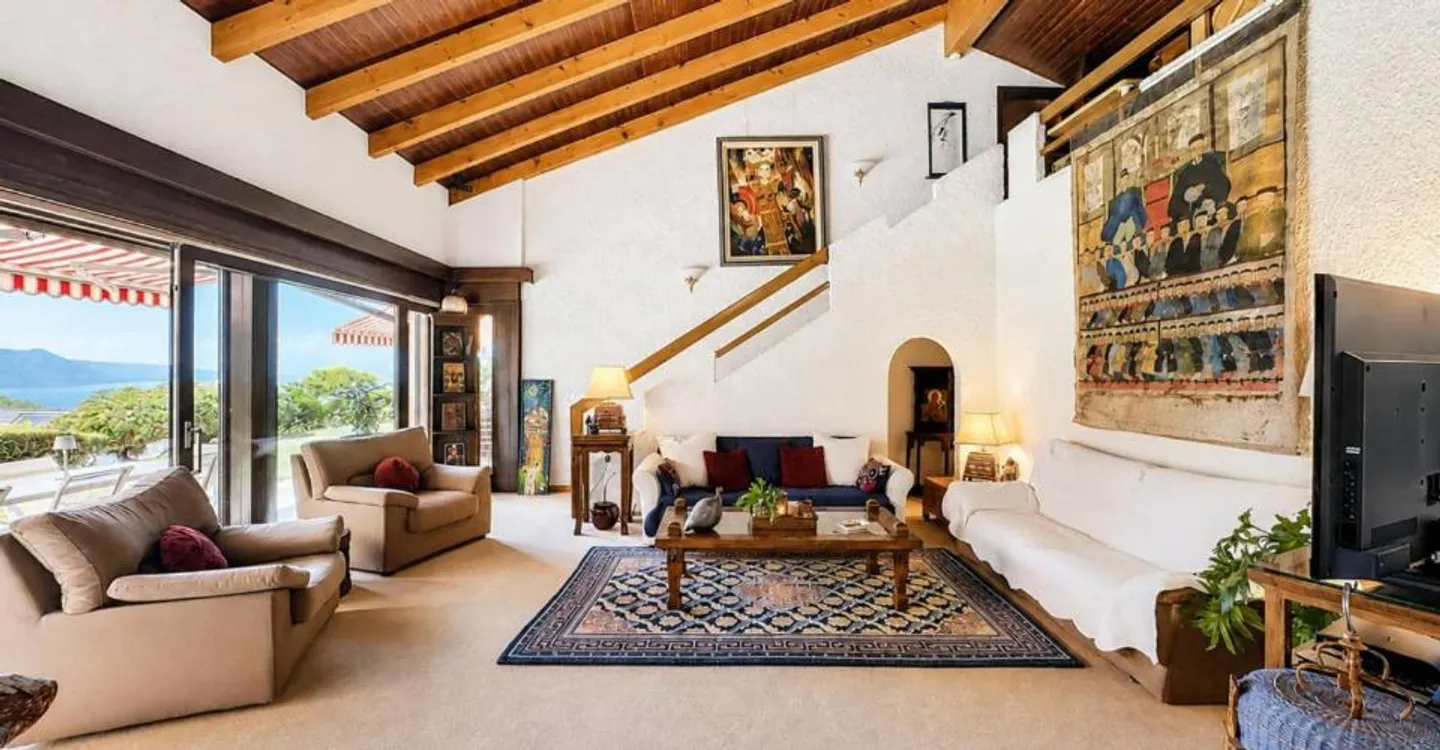 Exceptional villa with lake and Alps view in a preserved setting - Photo 2 of 12