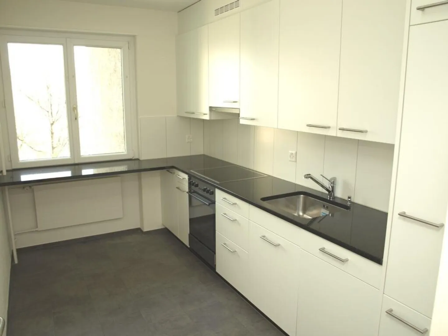 Appartement lumineux de 4,5 pièces au rez-de-chaussée avec balcon dans un emplacement central à Köniz - Photo 4 sur 11