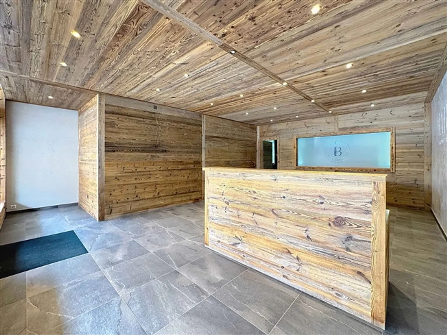 Beautiful 70 m2 passage in an ideal location in Crans-Montana - Photo 3 of 5