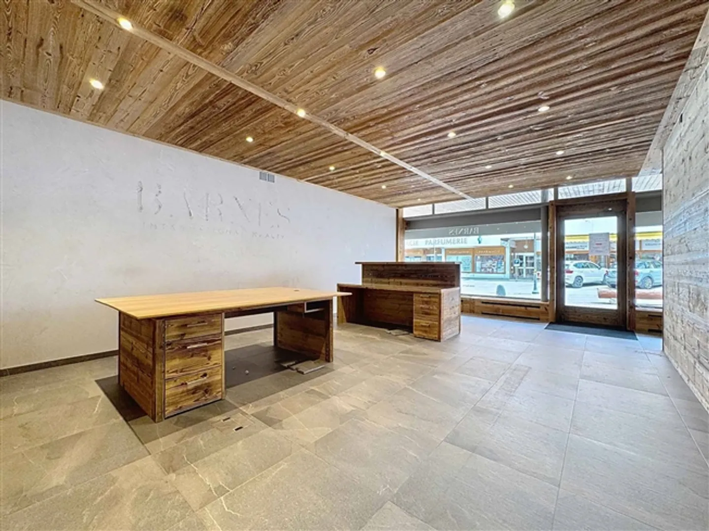 Beautiful 70 m2 passage in an ideal location in Crans-Montana - Photo 4 of 5