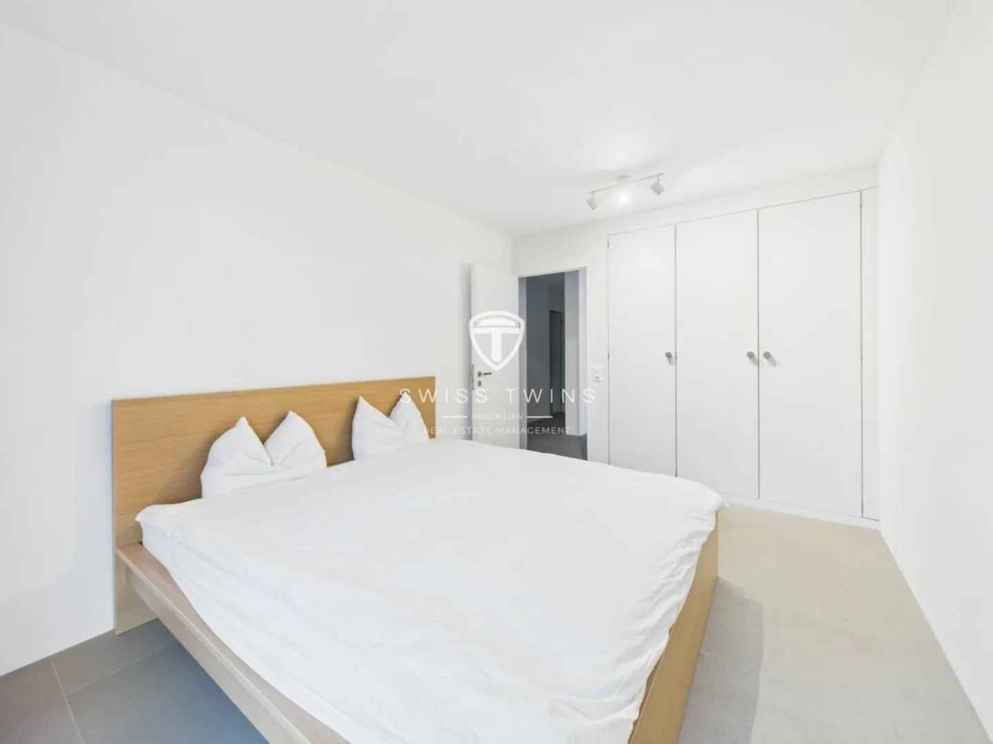 Exclusive 4.5-Room Luxury Apartment with Lake View - Photo 1 of 17