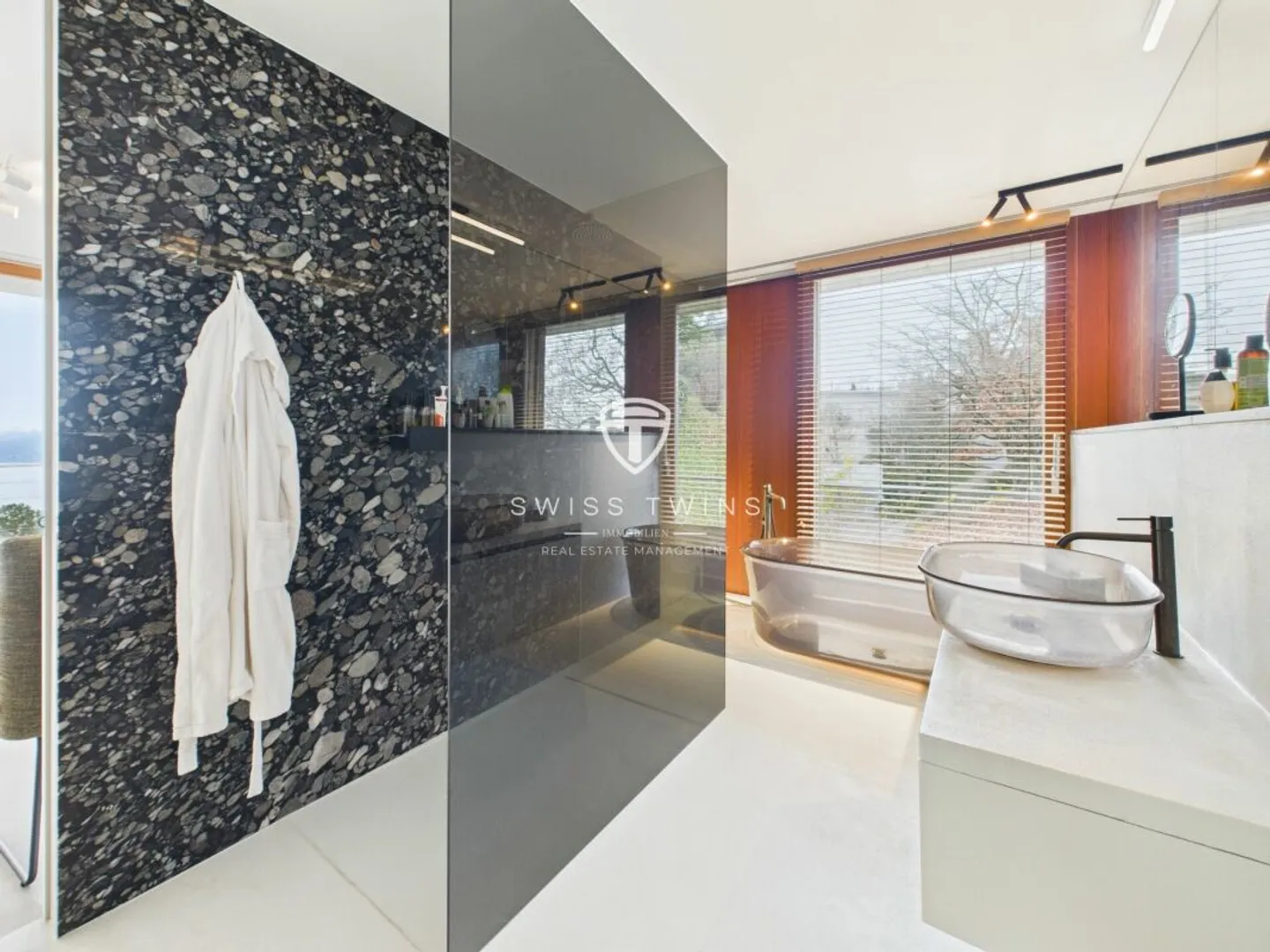 Exclusive 4.5-Room Luxury Apartment with Lake View - Photo 2 of 17