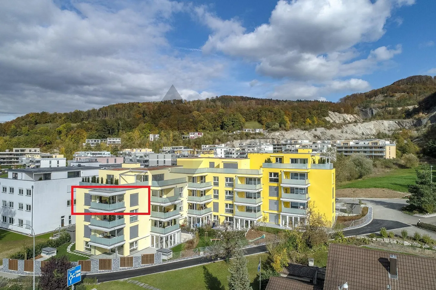 CONSTRUCTION INTÉRIEURE DE HAUTE QUALITÉ | AU MILIEU DU VILLAGE | EMPLACEMENT ENSOLEILLÉ - Photo 10 sur 11