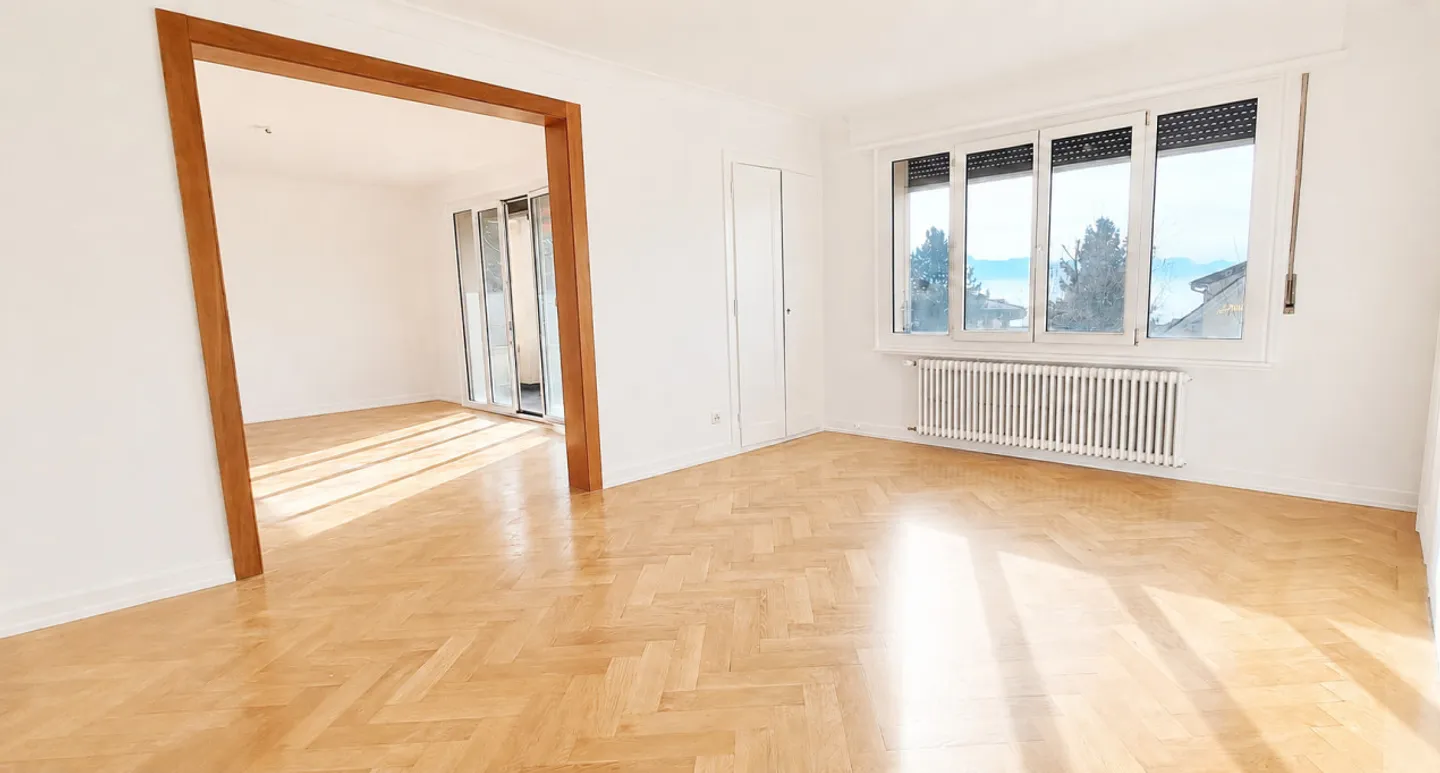 For rent without parking space! - Renovated 4-room apartment on the 1st floor in Pully - Photo 2 of 7