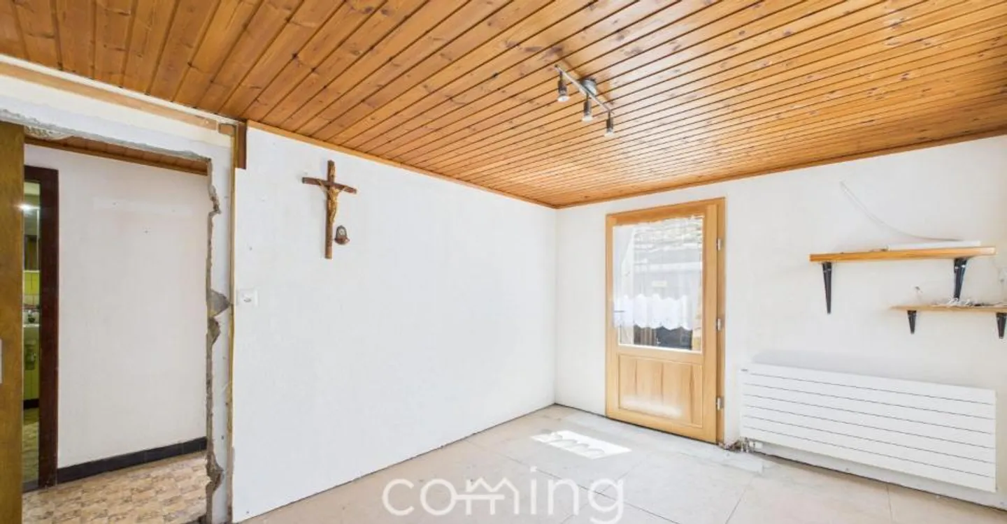 Appartement 2.5 pièces avec espace supplémentaire et beaucoup de potentiel d'aménagement à Saas-Balen - Photo 4 sur 8