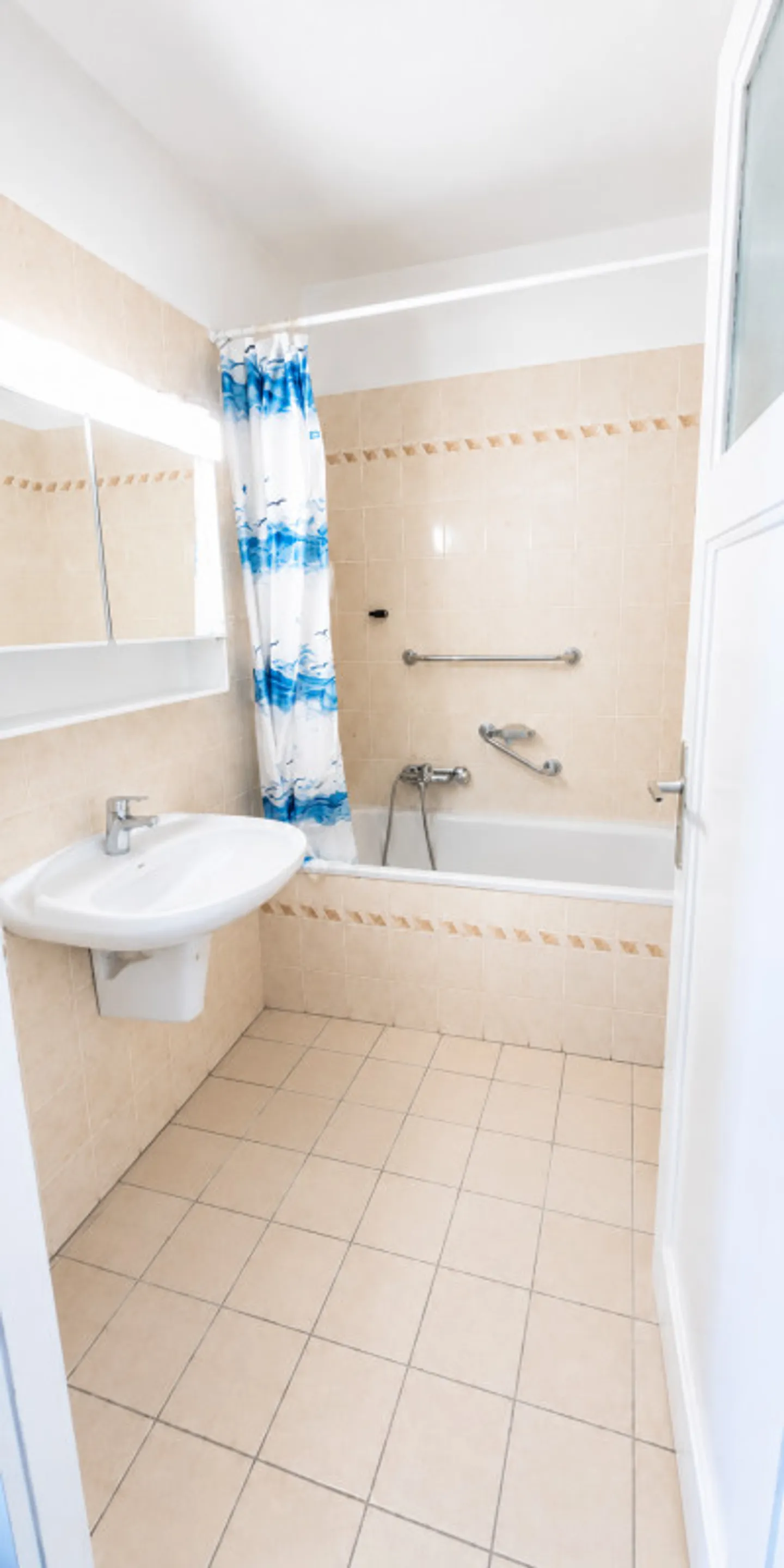 For rent without parking space! - Renovated 4-room apartment on the 1st floor in Pully - Photo 6 of 7