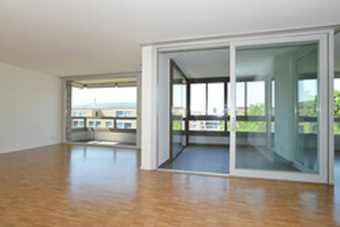3.5 Room Apartment - Photo 3 of 8