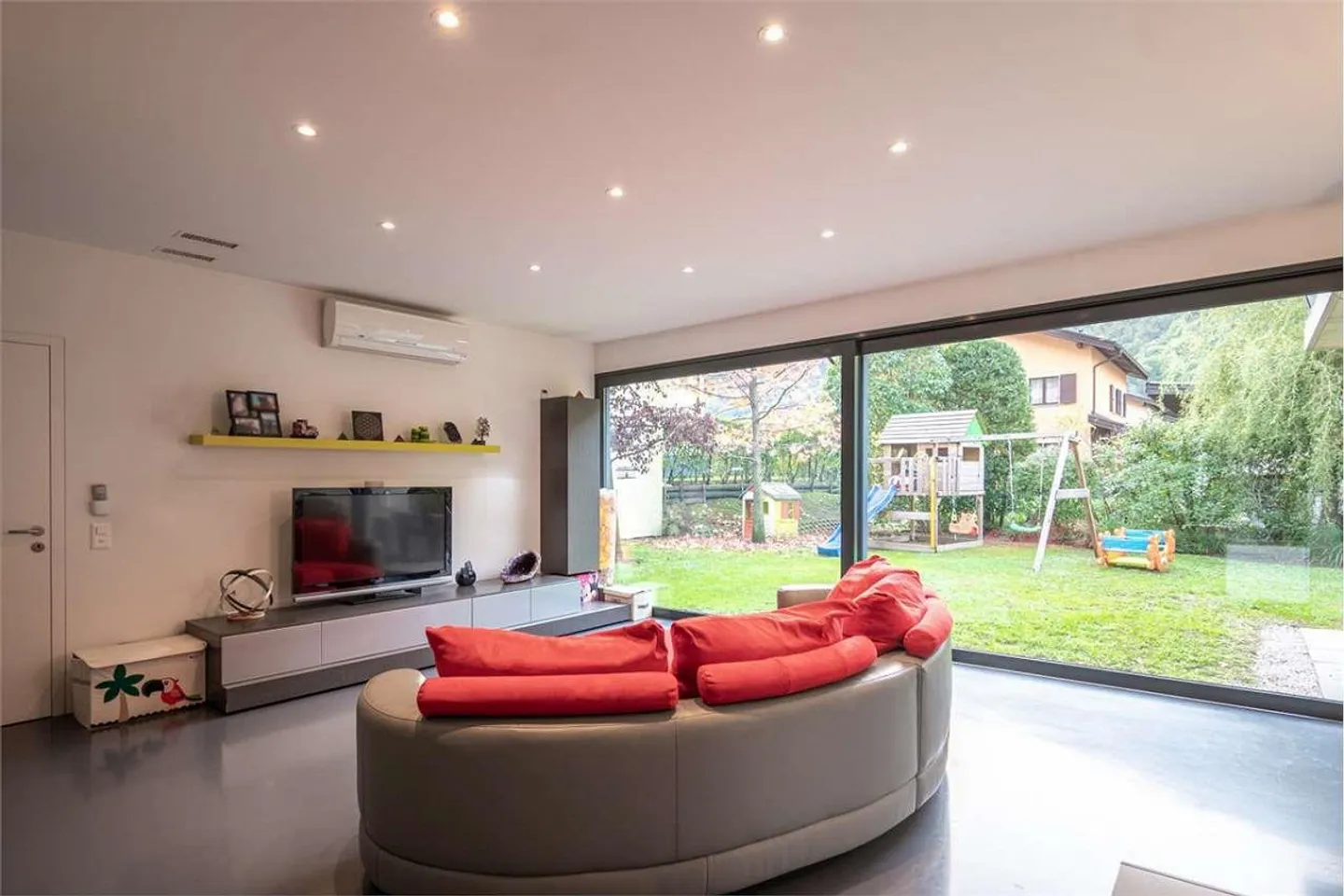 Großzügige unabhängige Villa mit Garten - Foto 3 von 13