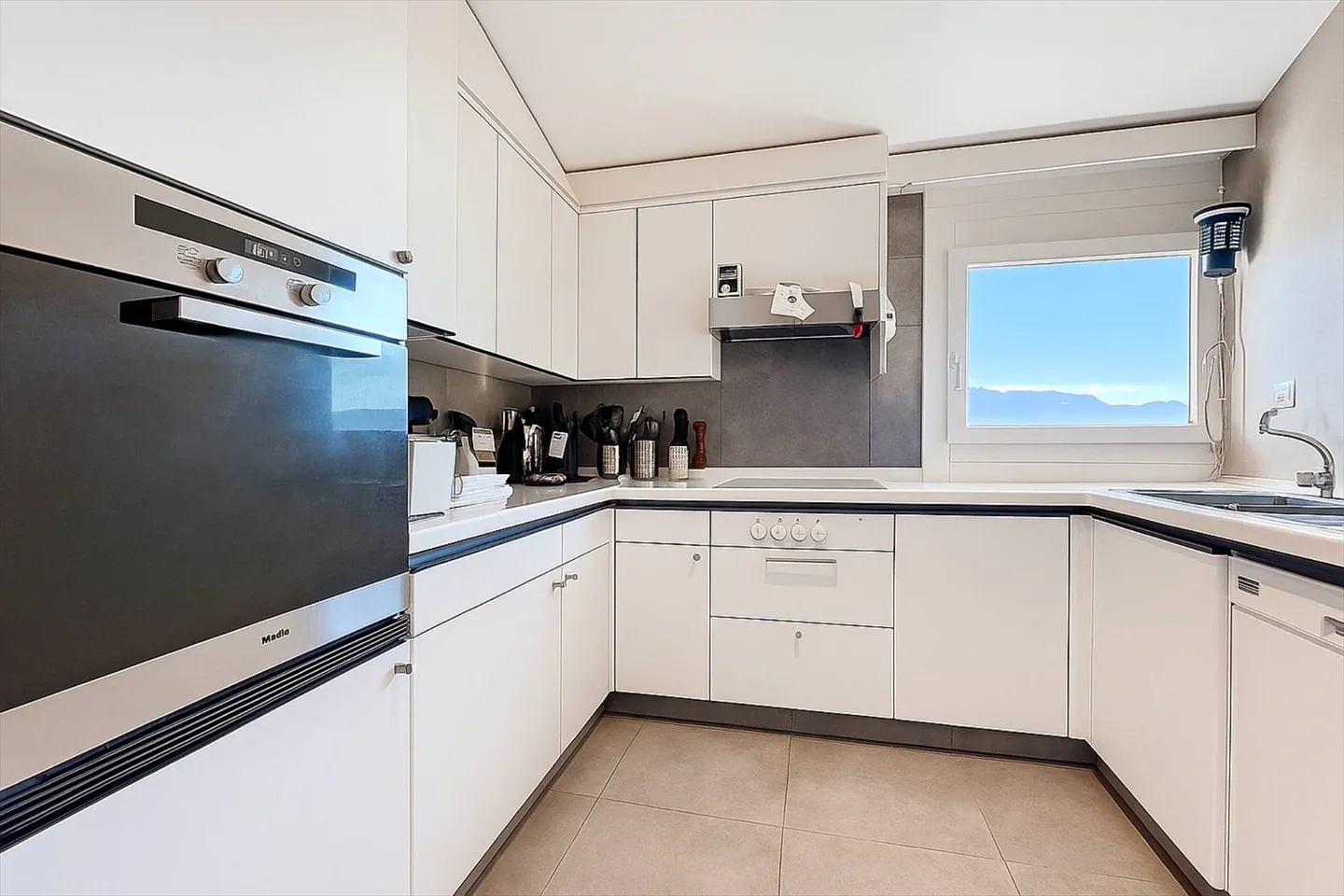 Apartment with 3.5 rooms - Terrace, view of the lake and the Alps - Photo 4 of 10