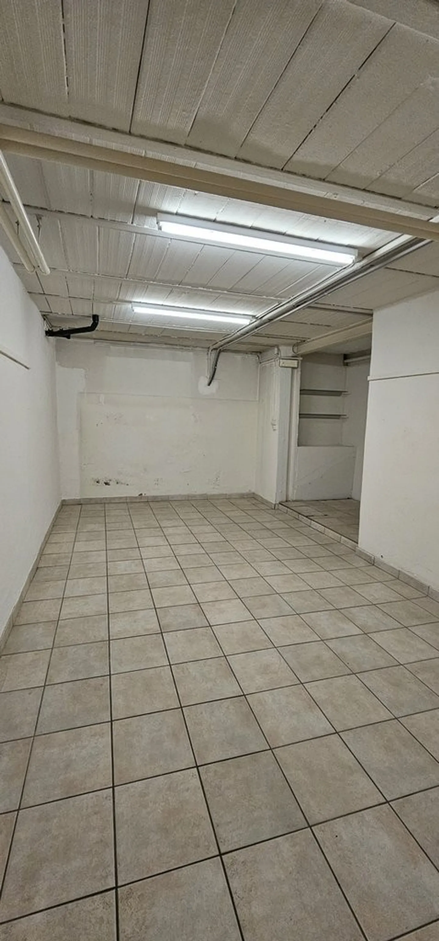 Spaziosa stanza ideale per laboratorio / magazzino o hobby - Foto 2 di 10