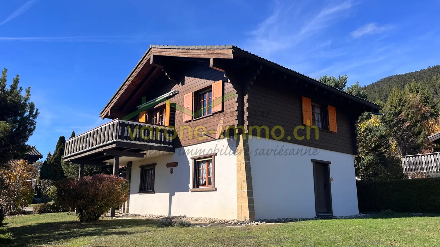Chalet mit 4,5 Zimmern, großem Balkon und Blick auf die Alpen - Foto 1 von 15