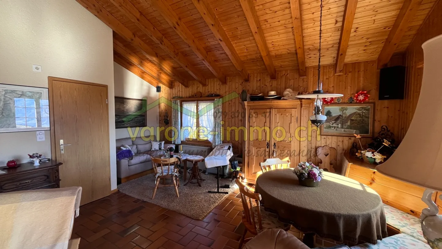 Chalet mit 4,5 Zimmern, großem Balkon und Blick auf die Alpen - Foto 2 von 15