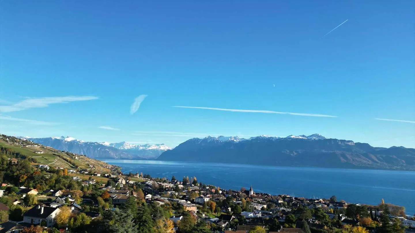 Apartment with 3.5 rooms - Terrace, view of the lake and the Alps - Photo 10 of 10