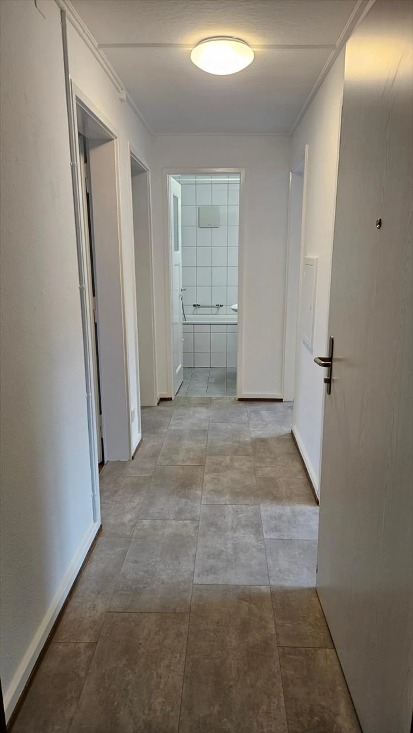 Partially renovated 3-room apartment on the 3rd floor - Photo 3 of 9