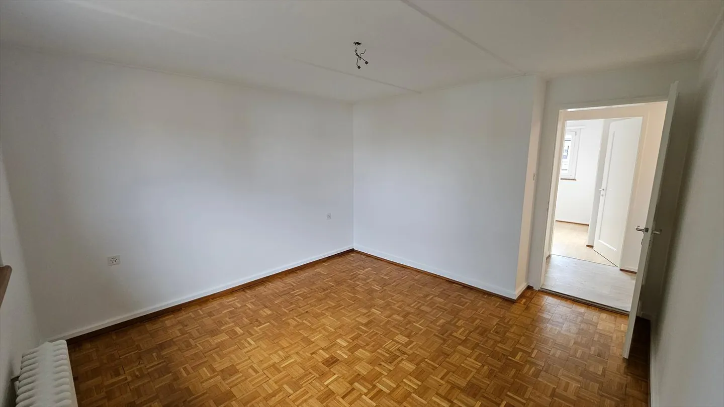 Partially renovated 3-room apartment on the 3rd floor - Photo 5 of 9