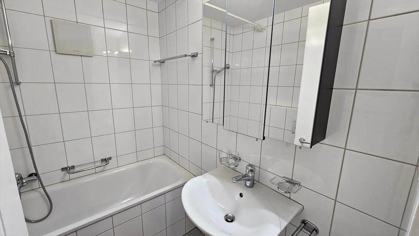 Partially renovated 3-room apartment on the 3rd floor - Photo 9 of 9