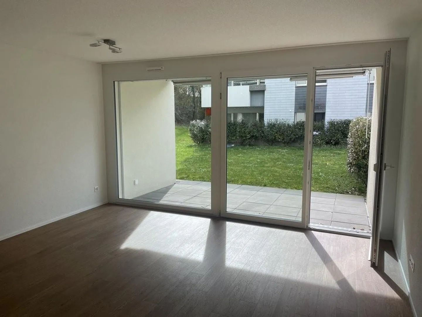 2.5 Zimmerwohnung im Erdgeschoss in Kerzers - Foto 3 di 6