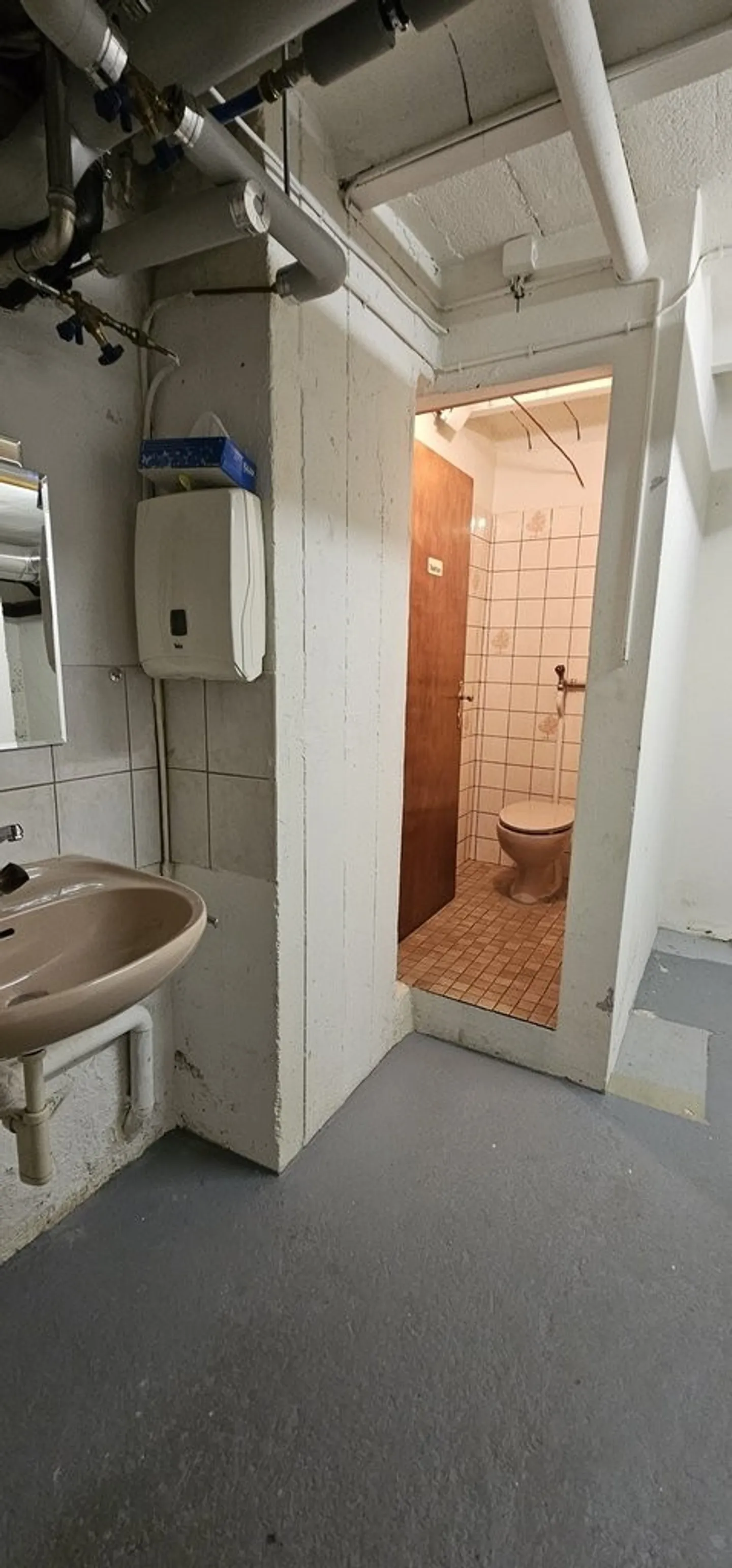 Spaziosa stanza ideale per laboratorio / magazzino o hobby - Foto 8 di 10