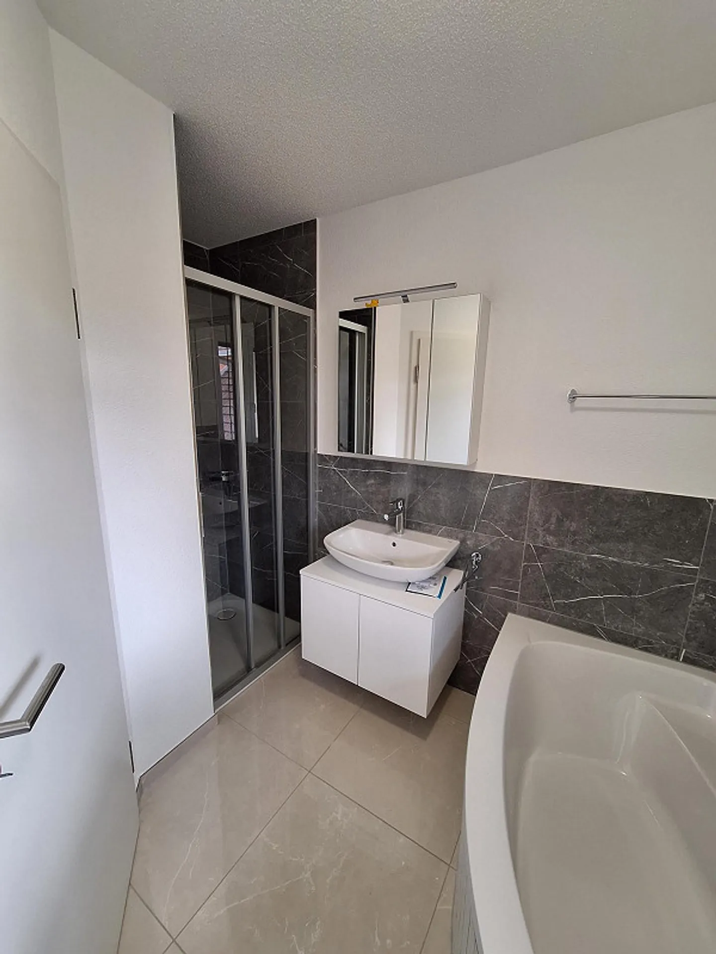 Appartamento moderno e luminoso di 4,5 stanze - Foto 6 di 10