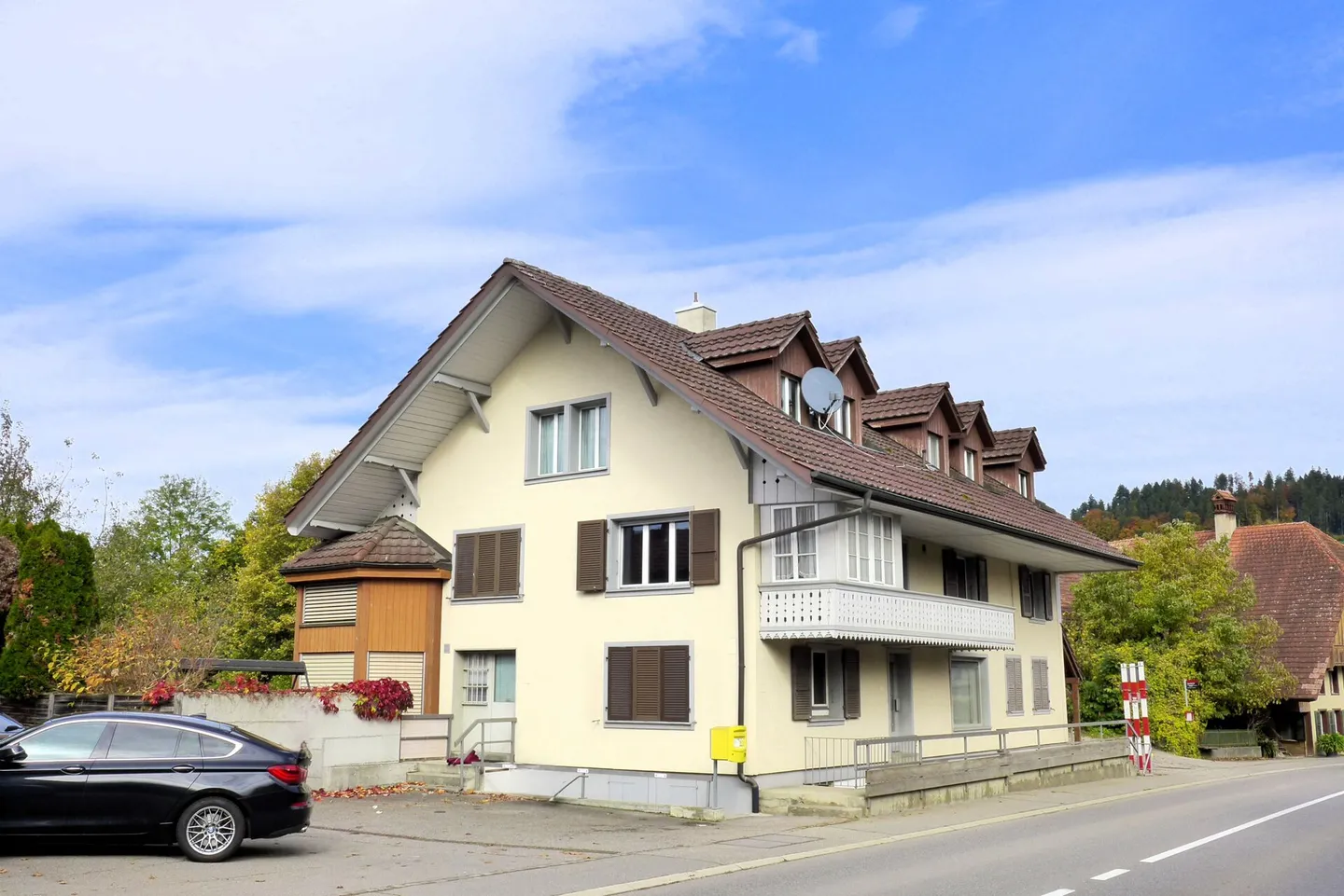 Maison spacieuse à deux familles avec potentiel de développement - Photo 1 sur 13