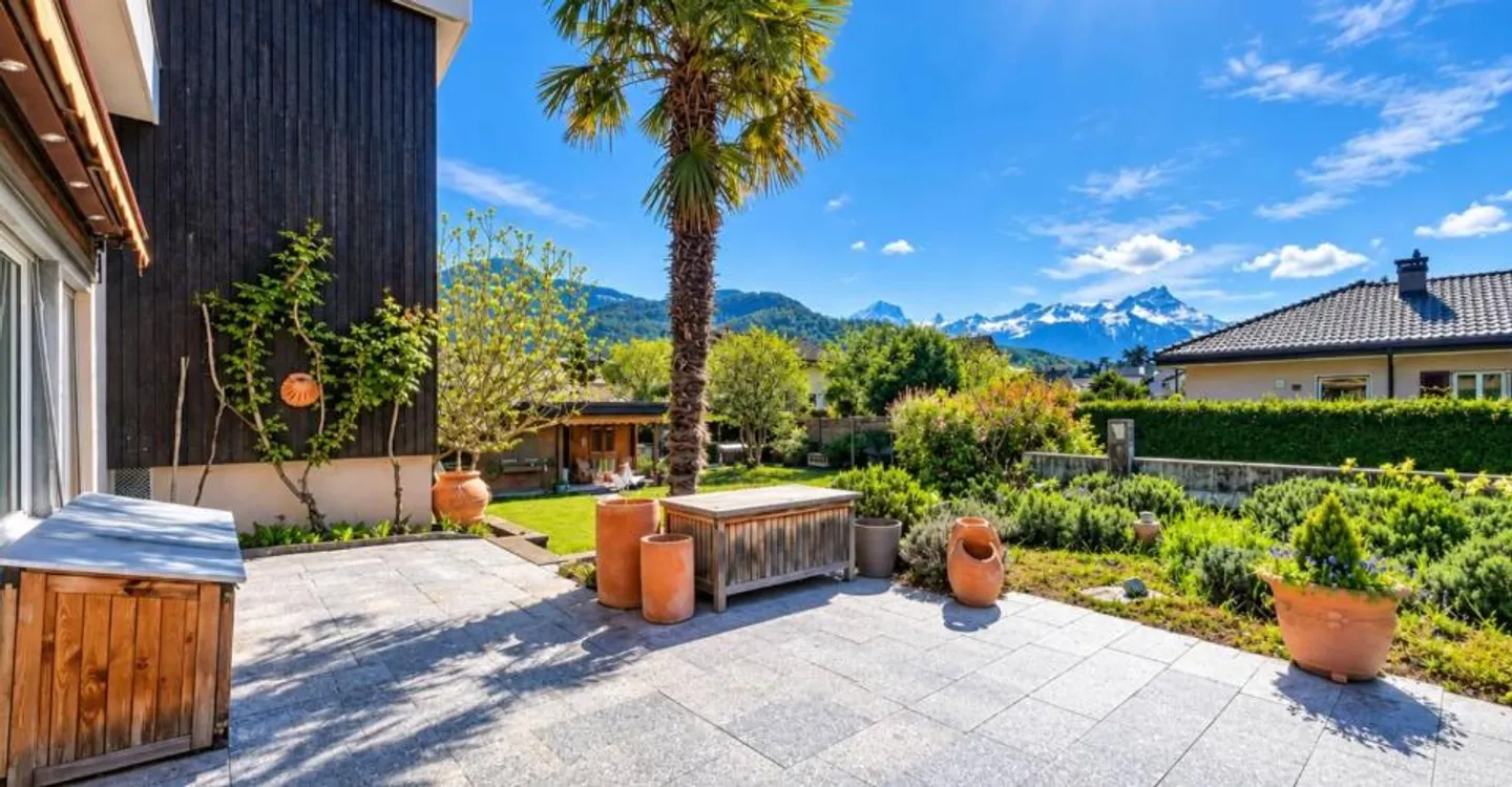 Beautiful and large villa with stunning views of the Dents du Midi - Photo 2 of 11