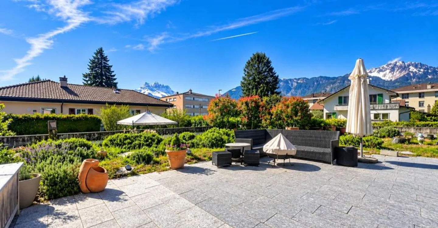 Beautiful and large villa with stunning views of the Dents du Midi - Photo 4 of 11