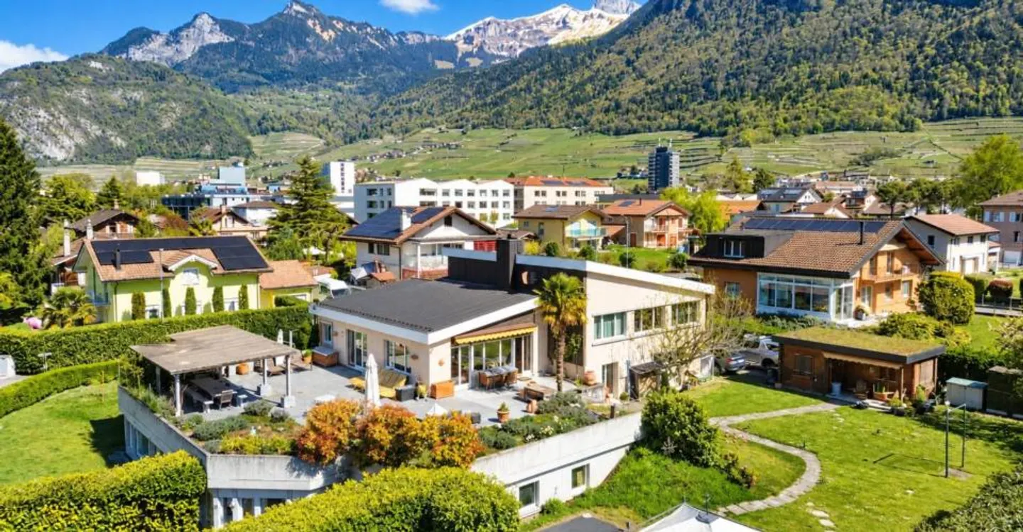 Beautiful and large villa with stunning views of the Dents du Midi - Photo 1 of 11