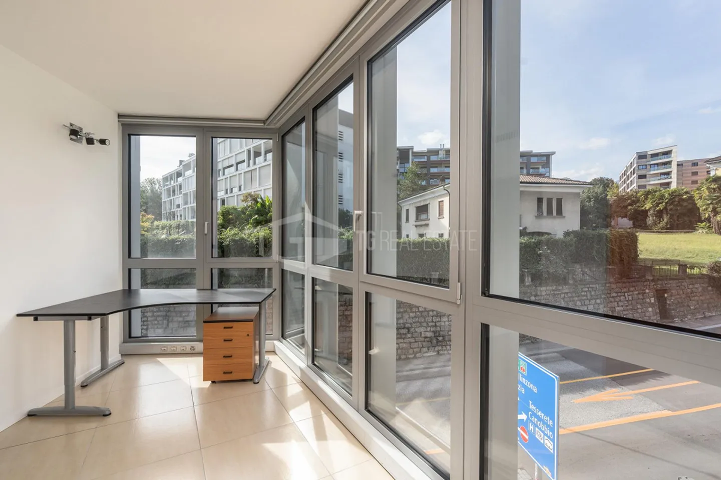 OFFICE NEAR THE MAIN TRAIN STATION - Photo 2 of 12