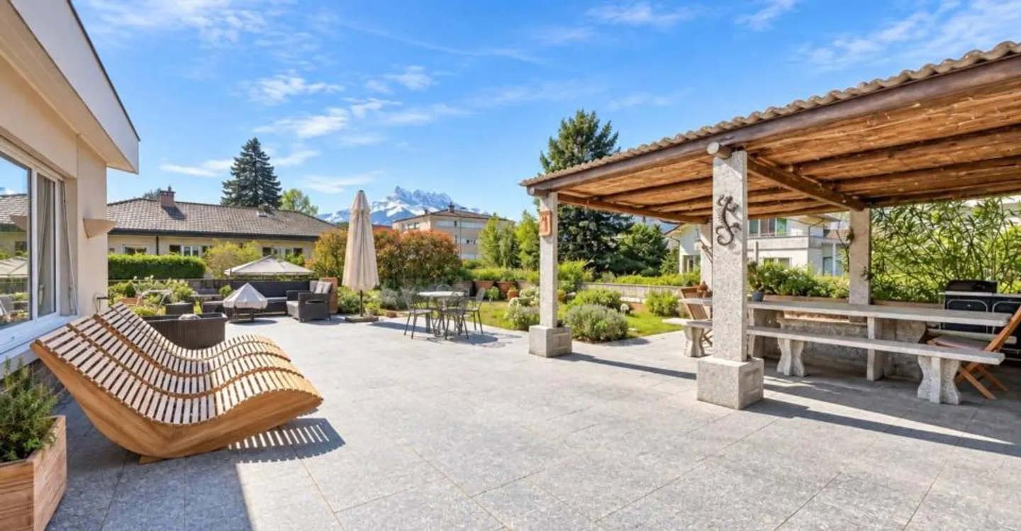 Beautiful and large villa with stunning views of the Dents du Midi - Photo 7 of 11