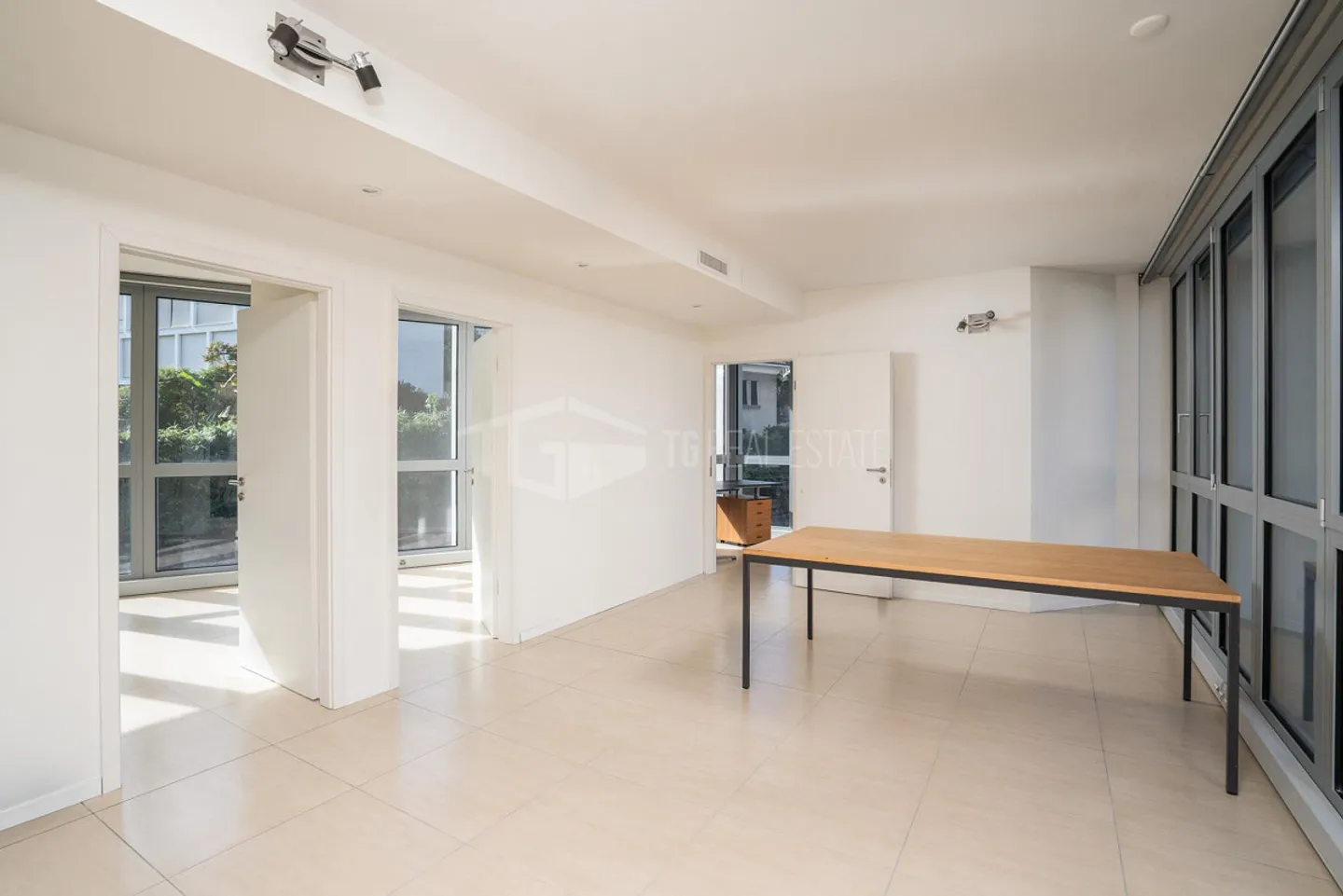 OFFICE NEAR THE MAIN TRAIN STATION - Photo 4 of 12