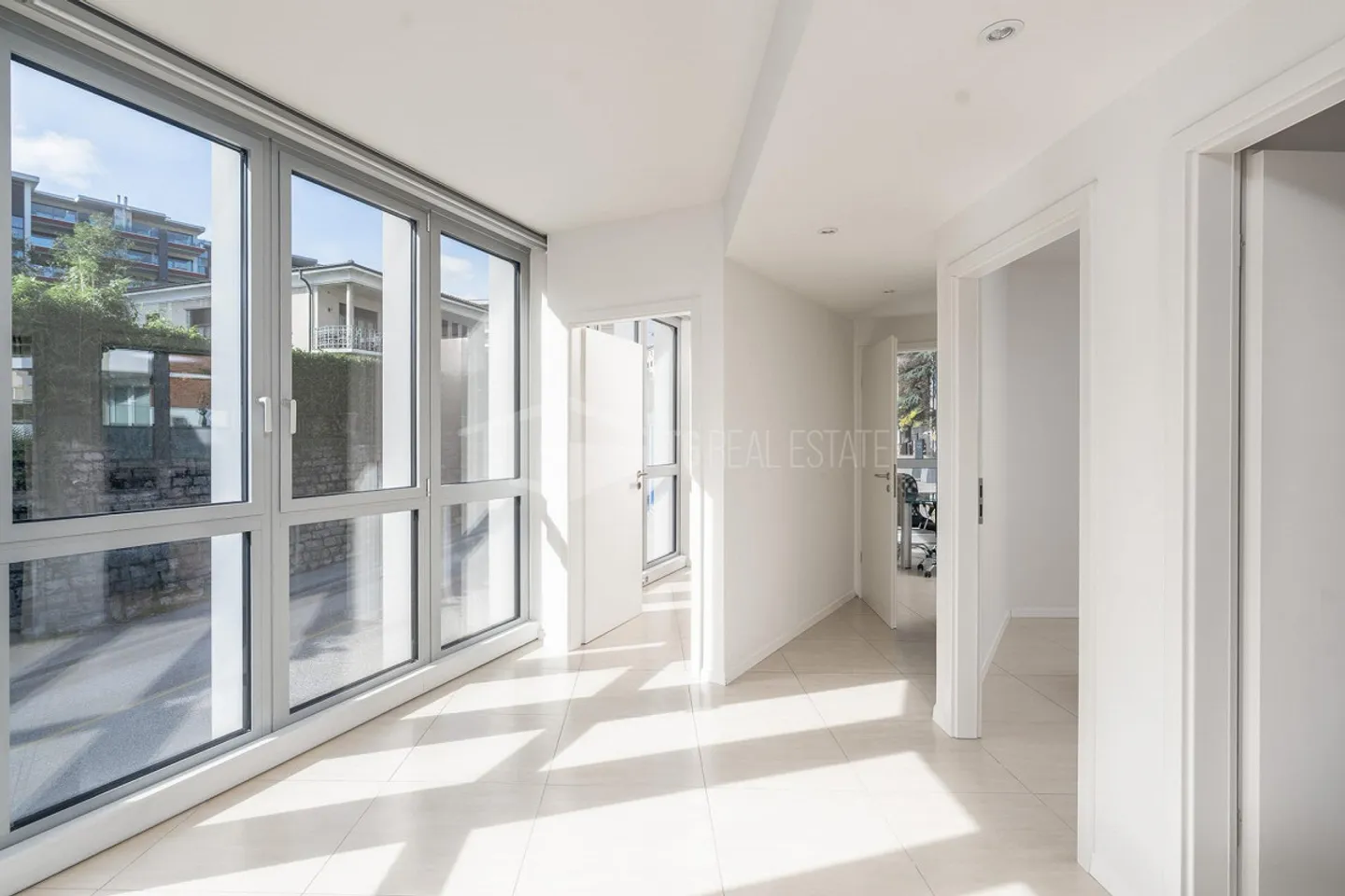 OFFICE NEAR THE MAIN TRAIN STATION - Photo 7 of 12