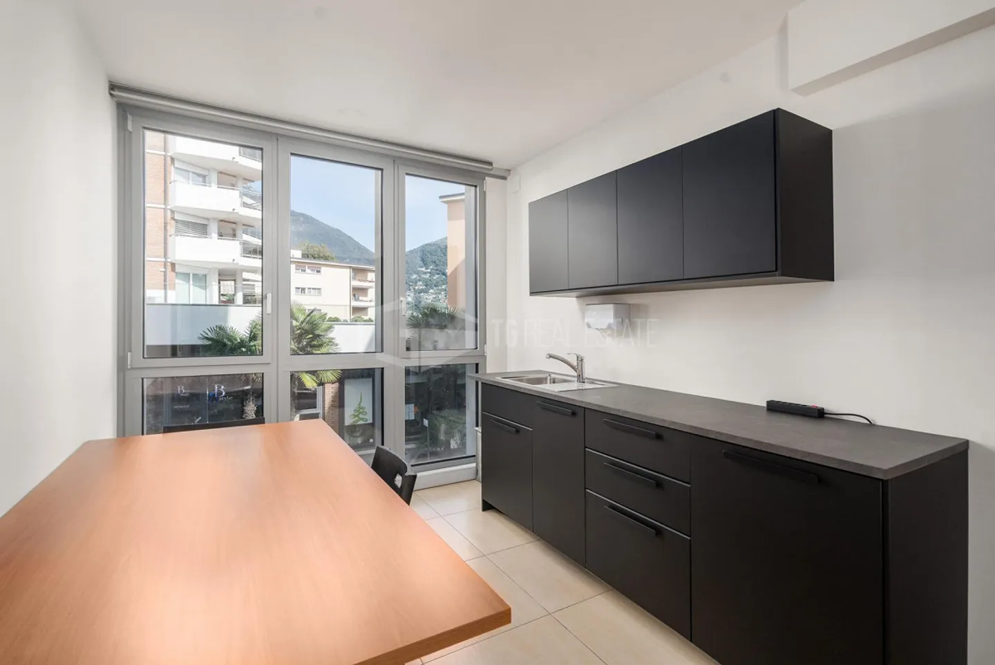 OFFICE NEAR THE MAIN TRAIN STATION - Photo 10 of 12