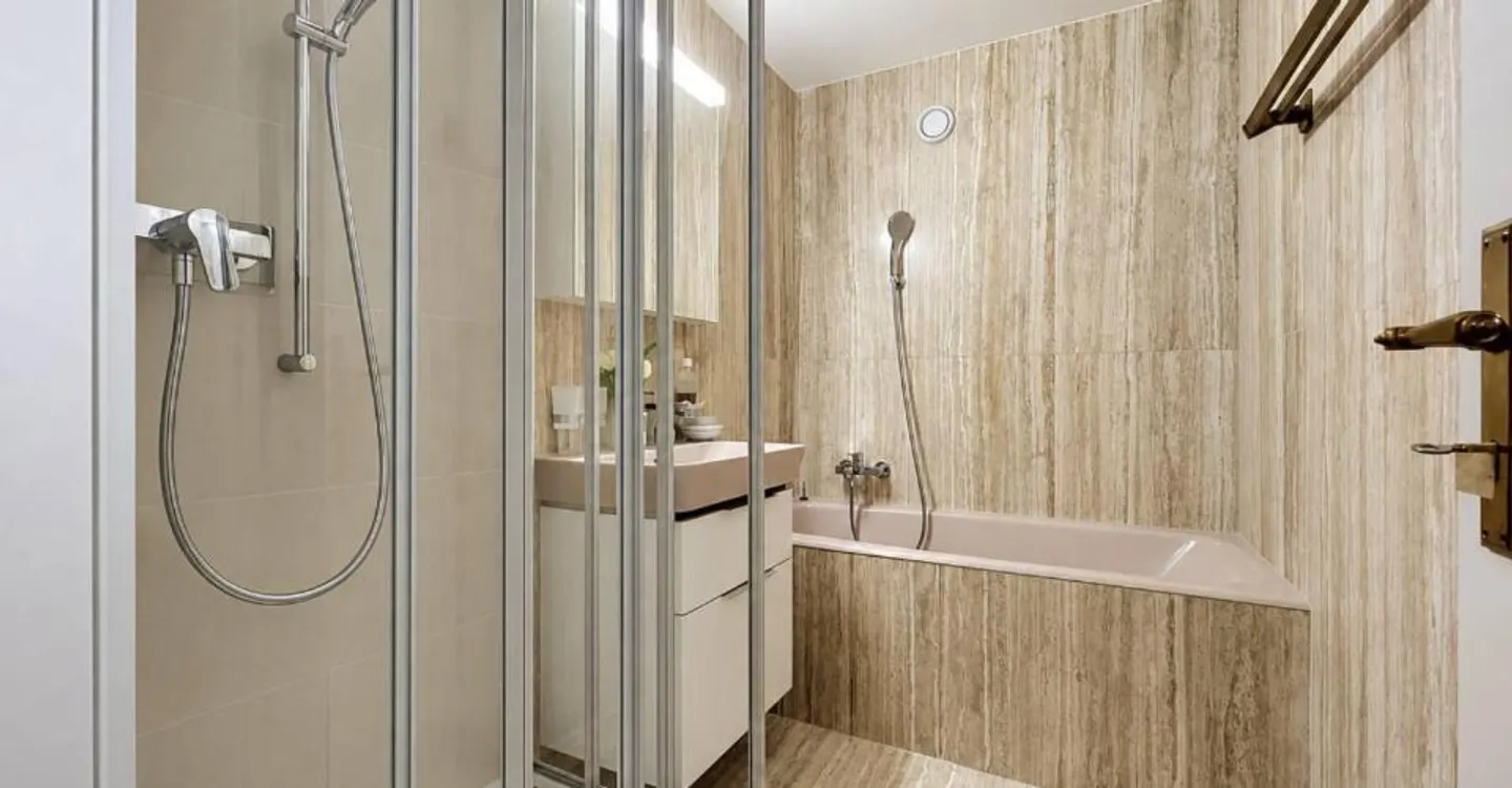 Charmante 2,5 Zimmer mit großer Terrasse und Seeblick - Foto 10 von 11