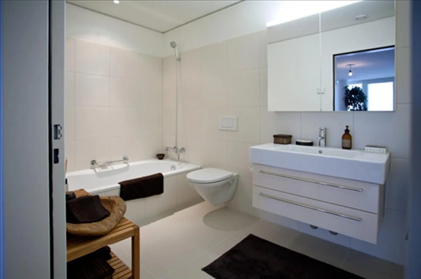 Live in the highest residential tower in Switzerland! - Photo 5 of 8