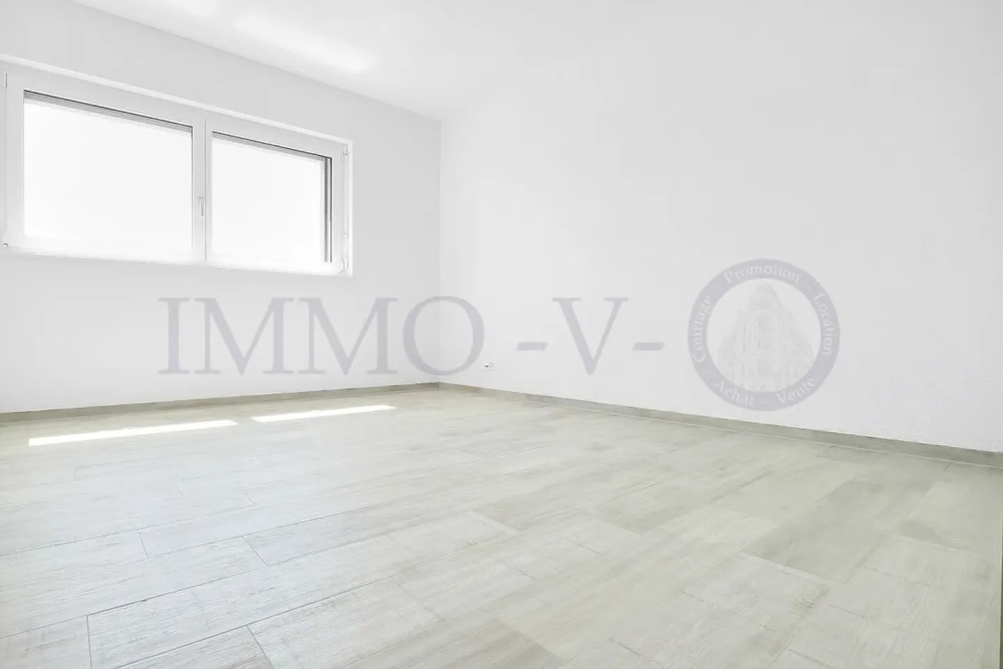 ATTIQUE DE STANDING AVEC GRAND BALCON TERRASSE DE 117M2 - Photo 8 of 10