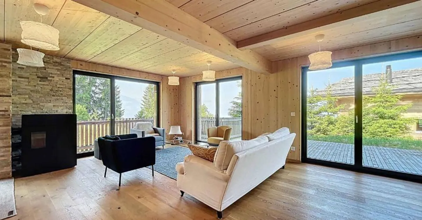 Chalet contemporaneo con vista libera sulle montagne - Foto 1 di 9