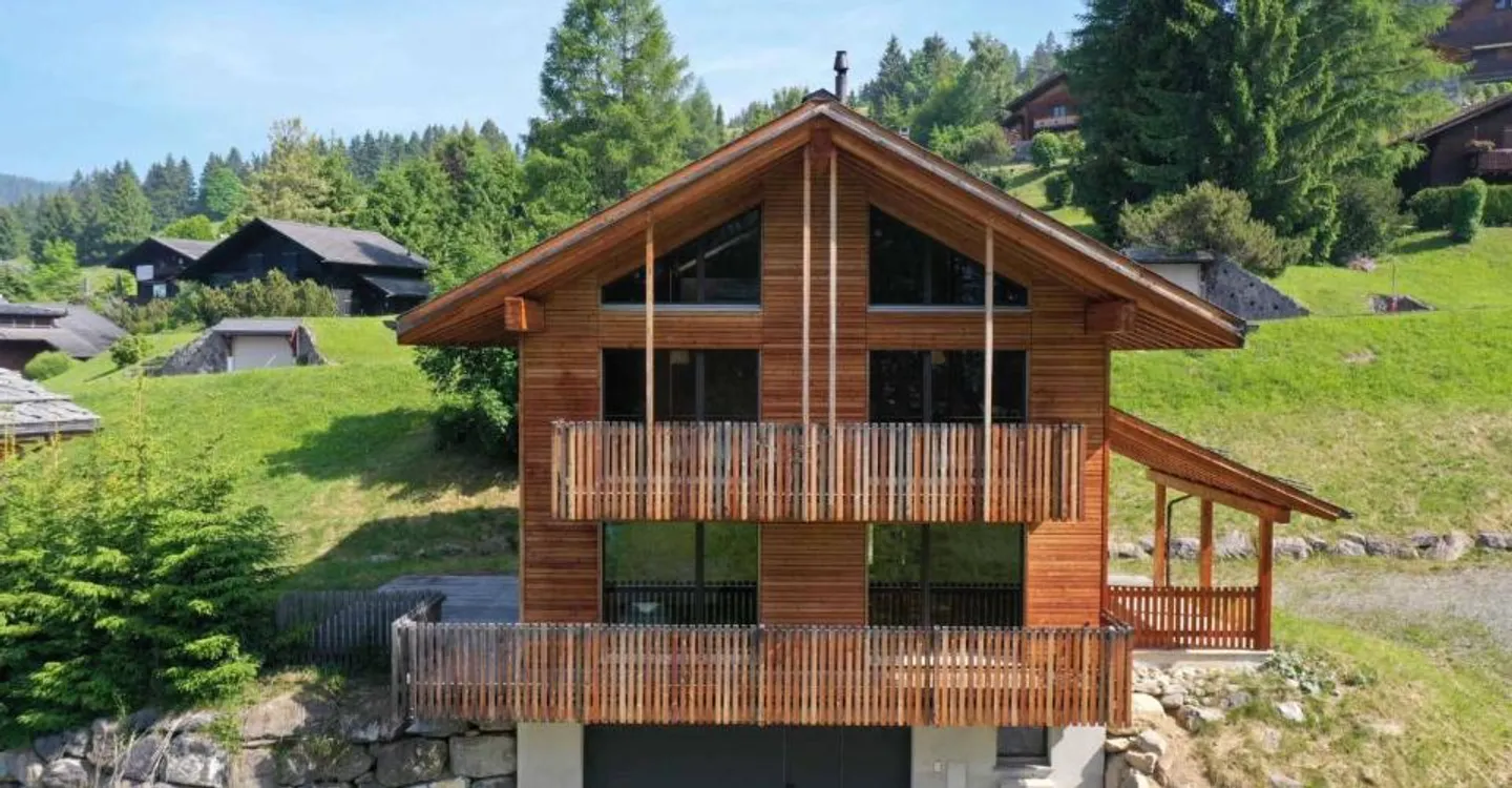 Chalet contemporaneo con vista libera sulle montagne - Foto 2 di 9