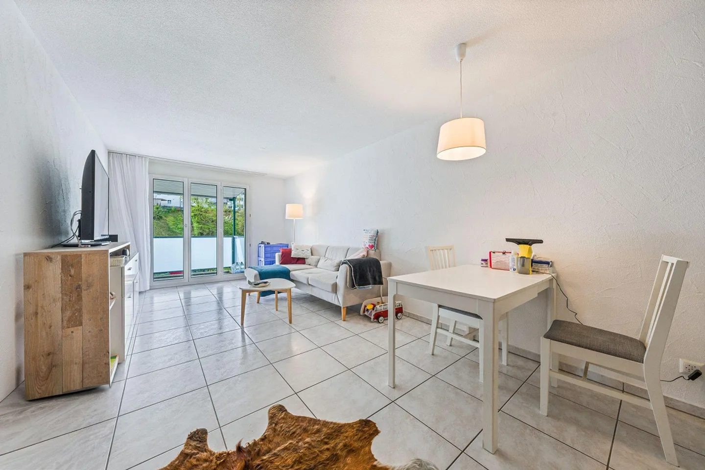 RESERVED: Well-maintained home with comfort - Photo 4 of 10