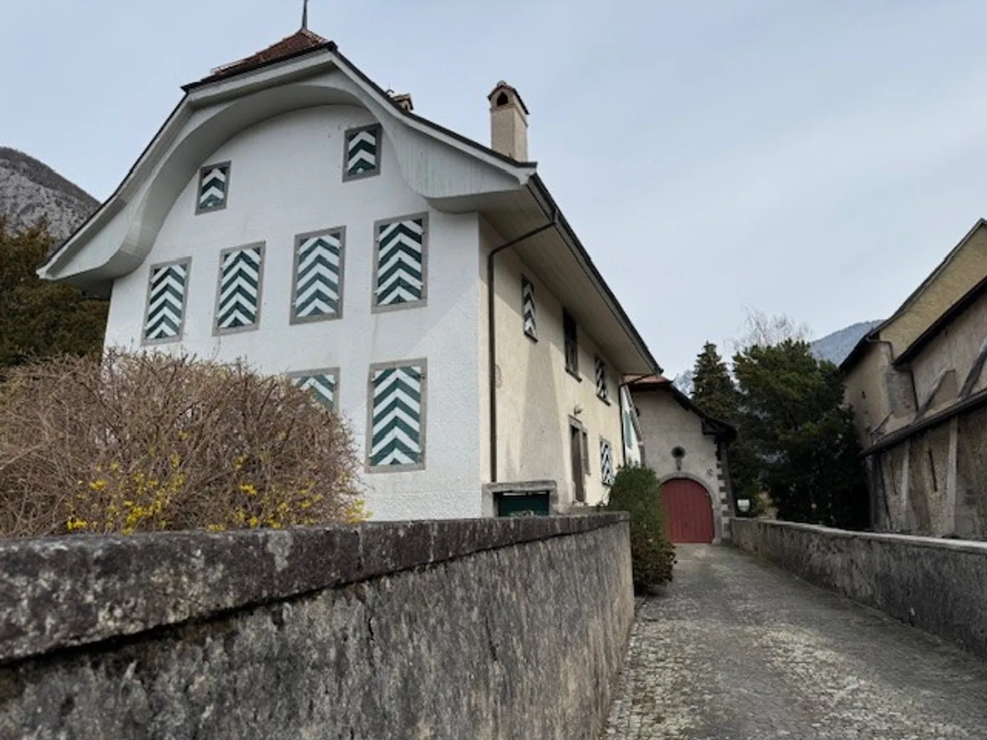 9-room House - Photo 1 of 4