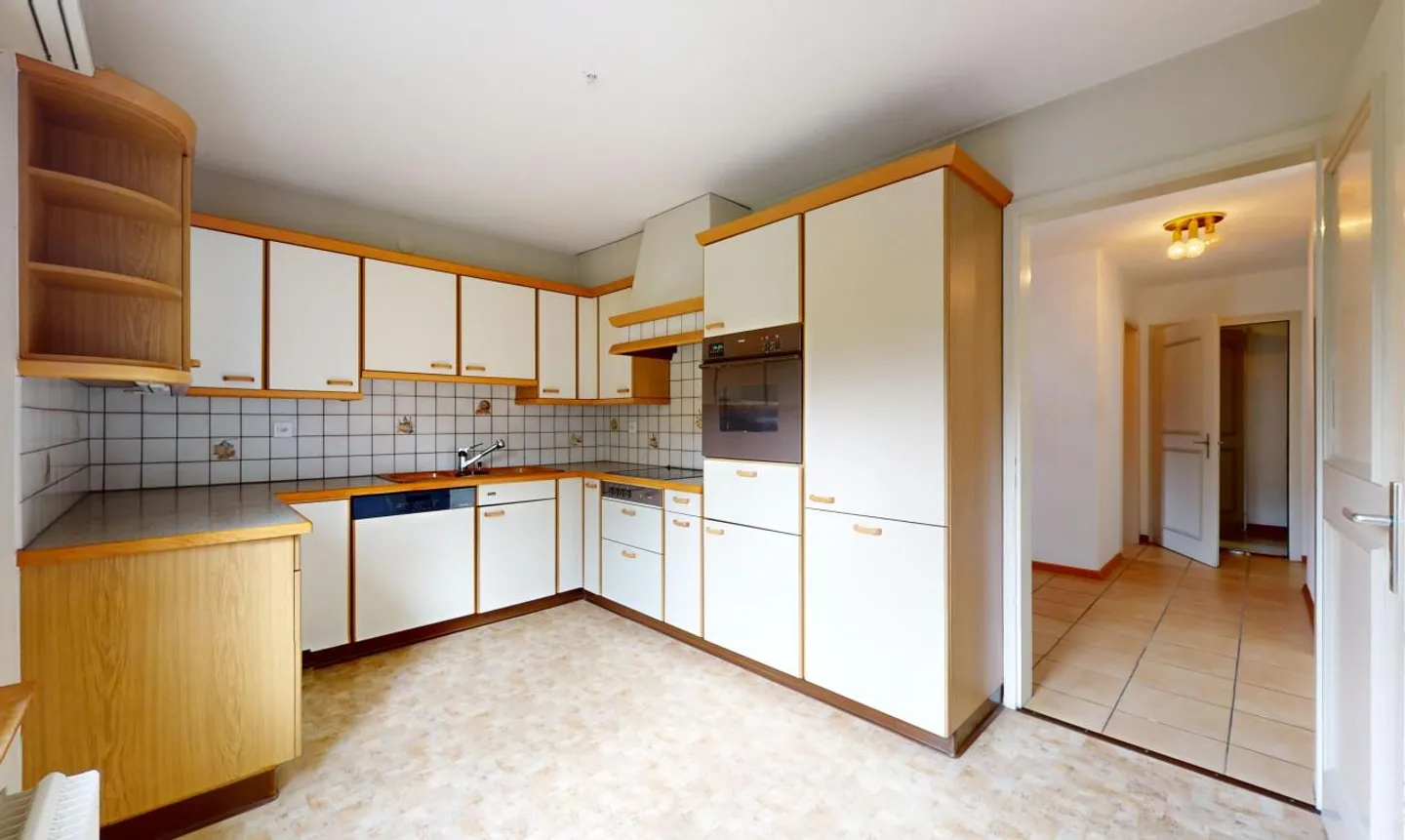 Large multi-family house with 2 duplexes and a large garden! - Photo 11 of 13