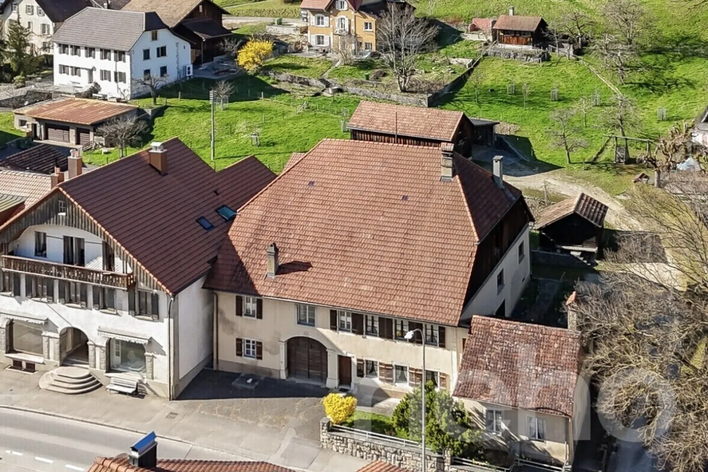 Magnifica fattoria con fienile circostante e terreno edificabile a Court - Foto 1 di 13