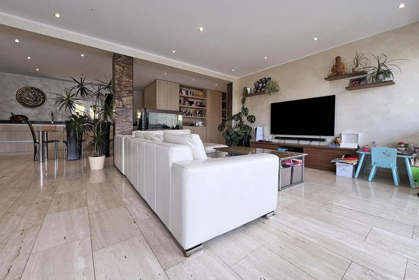 Dachgeschoss-Wohnung mit 4 Zimmern, Dachterrasse und Seeblick in Collina d'Oro - Foto 3 von 10