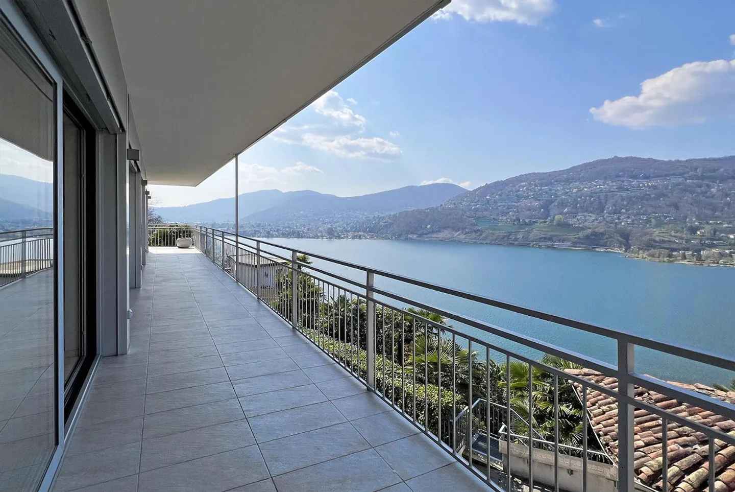 Dachgeschoss-Wohnung mit 4 Zimmern, Dachterrasse und Seeblick in Collina d'Oro - Foto 4 von 10