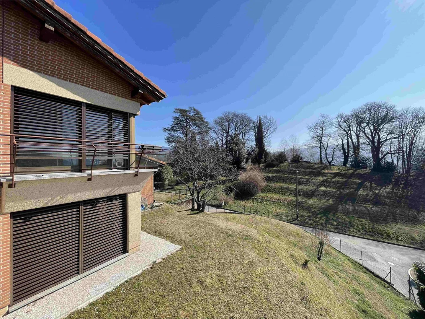 BEAUTIFUL AND SPACIOUS INDEPENDENT HOUSE 5.5 SURROUNDED BY GREENERY - Photo 3 of 13