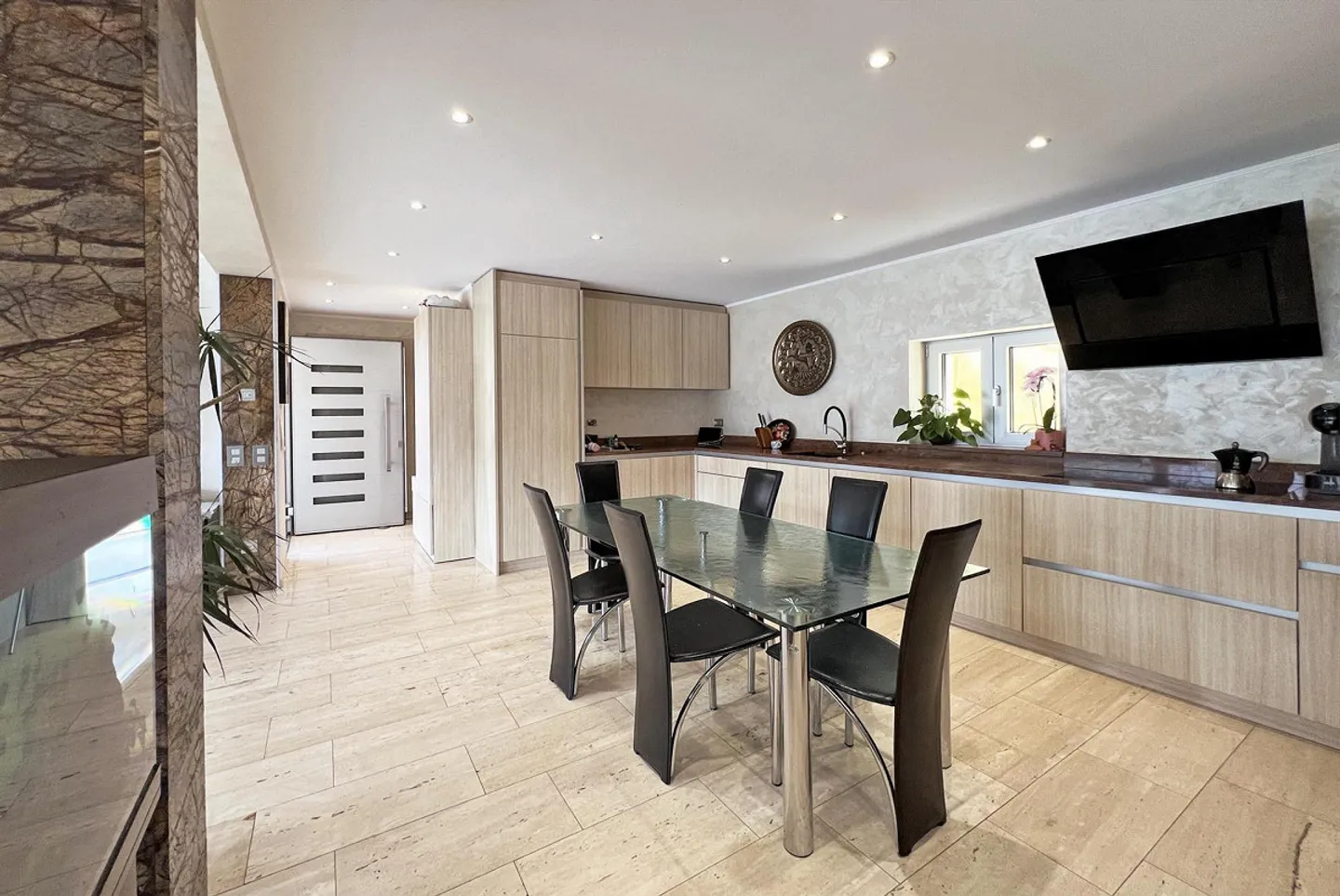 Dachgeschoss-Wohnung mit 4 Zimmern, Dachterrasse und Seeblick in Collina d'Oro - Foto 2 von 10