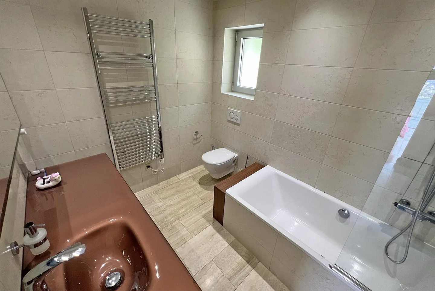 Dachgeschoss-Wohnung mit 4 Zimmern, Dachterrasse und Seeblick in Collina d'Oro - Foto 6 von 10