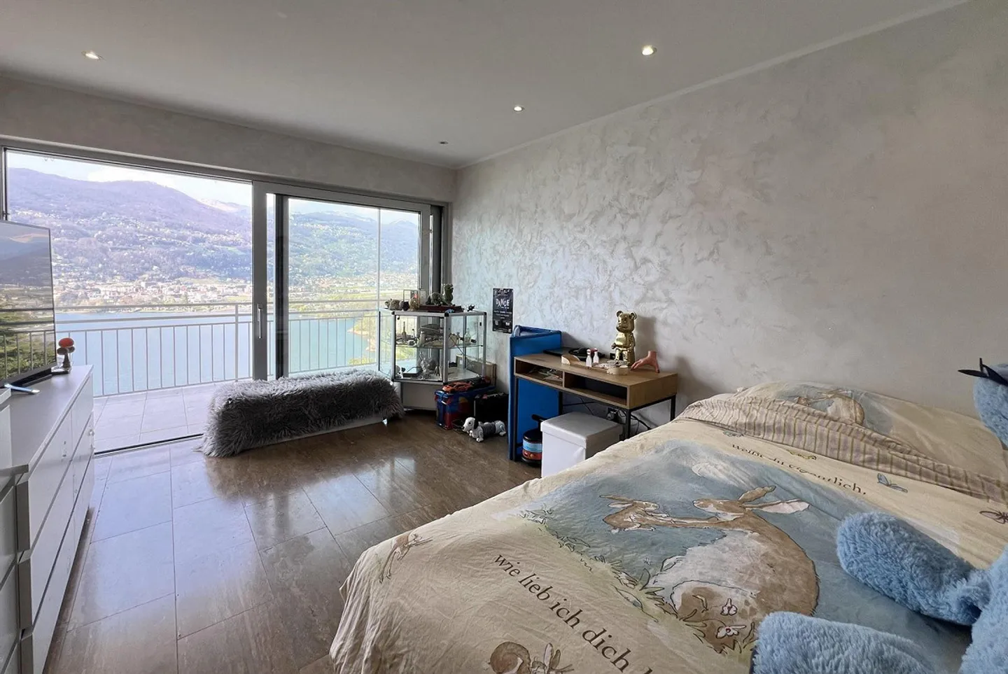 Dachgeschoss-Wohnung mit 4 Zimmern, Dachterrasse und Seeblick in Collina d'Oro - Foto 7 von 10