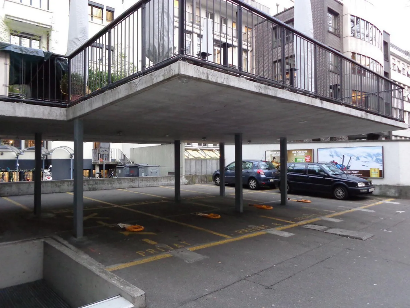 Place de parking couverte en plein centre-ville ! - Photo 2 sur 3
