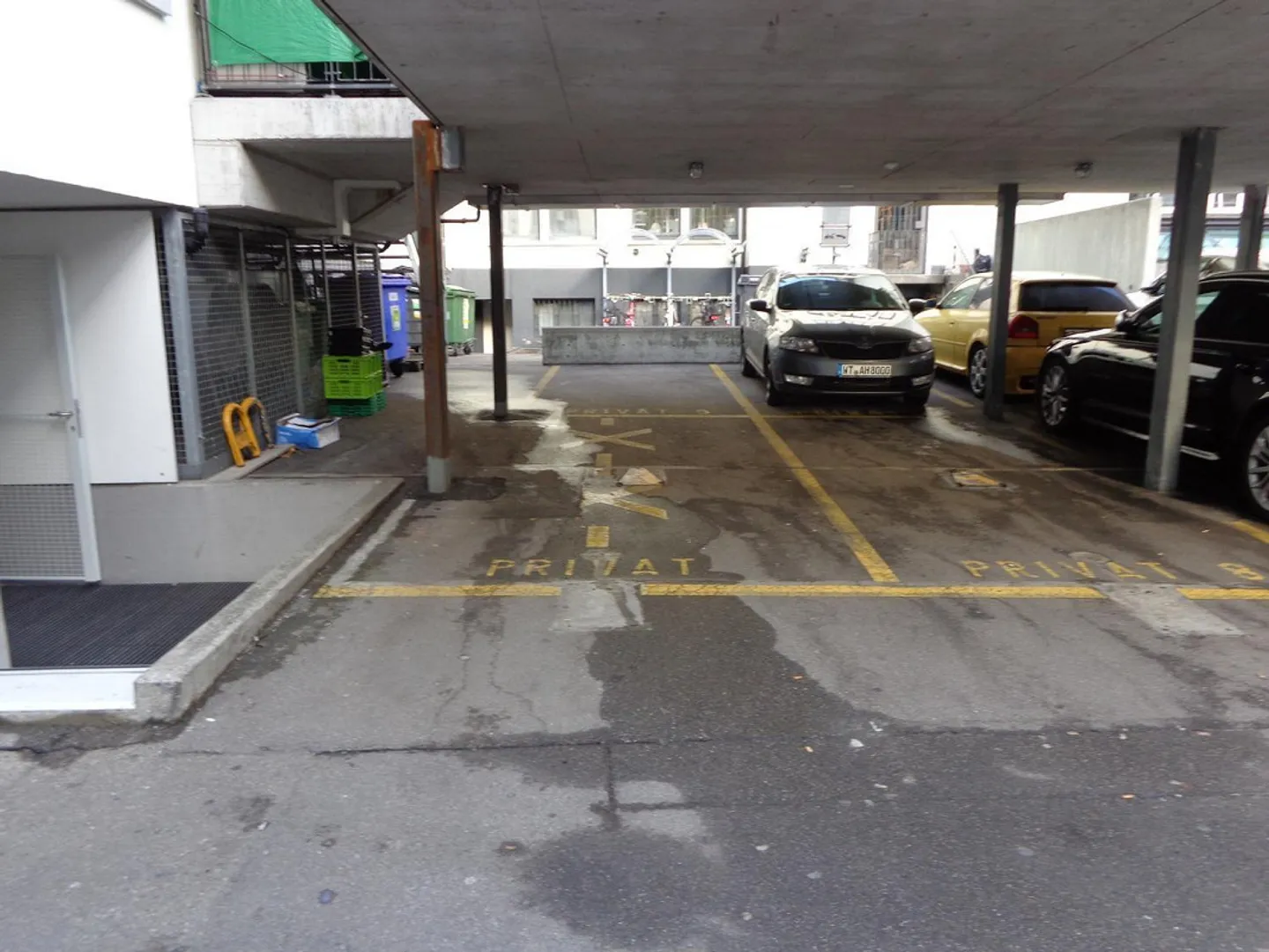 Place de parking couverte en plein centre-ville ! - Photo 3 sur 3